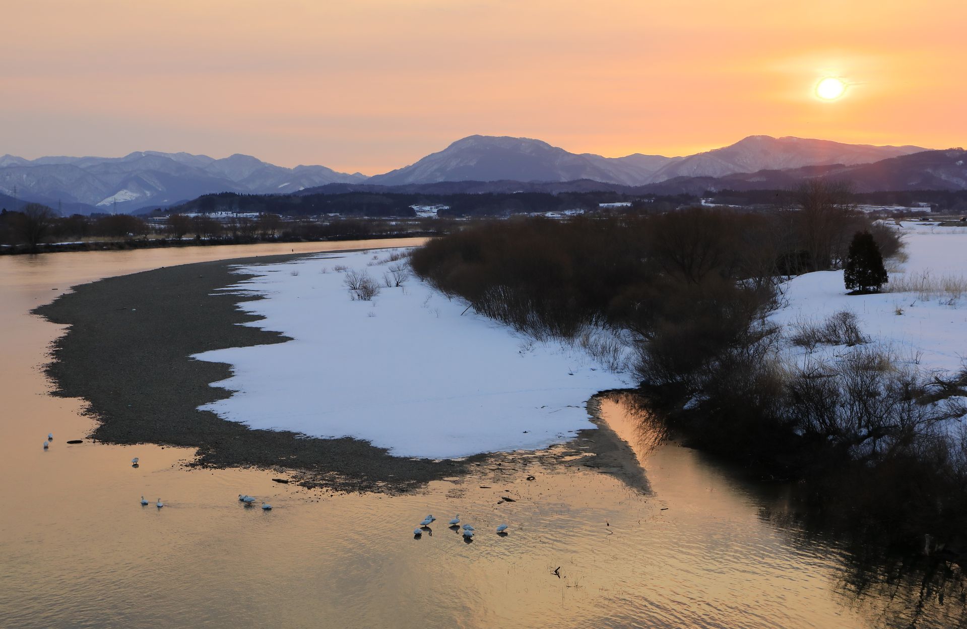 最上川の朝陽